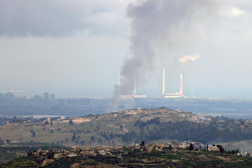 Fumo após queda de um projétil iraniano na cidade israelita de Hadera.