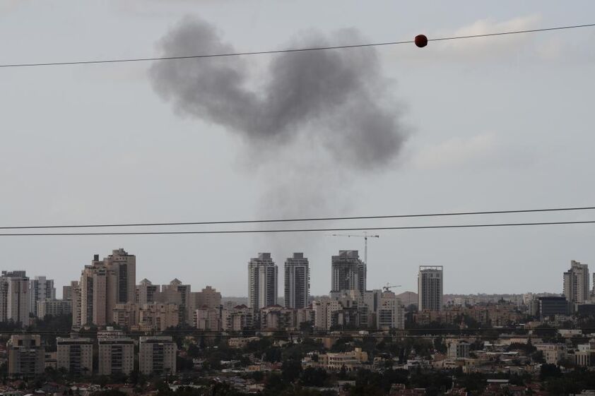 Fumo visto no sul de Israel depois de um ataque com um míssil iraniano.