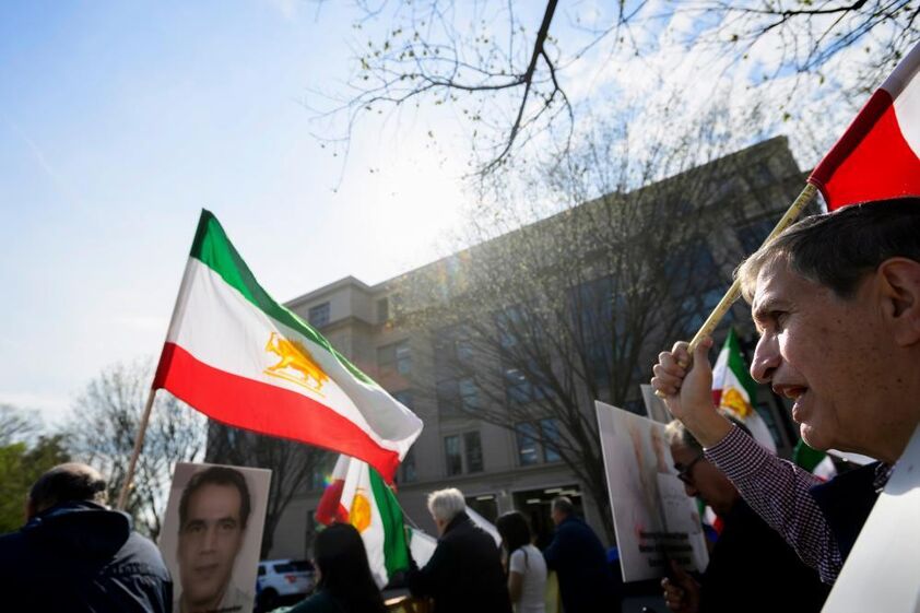 Manifestantes lembram os mortos do regime iraniano.