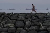 Um homem passa junto à costa do estreito de Ormuz, nos Emirados Árabes Unidos.