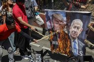 Manifestantes queimam posters de Donald Trump e Benjamin Netanyahu em Manila e 