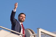 Vice-presidente dos EUA, JD Vance, embarcar no Air Force Two ao deixar Islamabad.