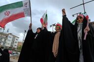 Mulheres de mãos dadas em apoio ao Governo iraniano.
