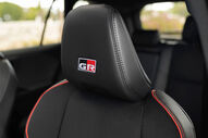Interior do Toyota RAV4 com logo GR bordado no banco
