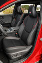 Interior do Toyota RAV4: bancos em preto e cinza com detalhes em vermelho