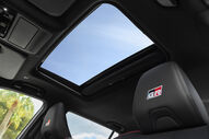 Interior do Toyota RAV4 com teto panorâmico e bancos com o logo GR