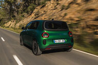 Novo Renault Twingo E-Tech conduz em Ibiza, um citadino prático e divertido