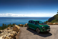 Renault Twingo E-Tech explora Ibiza com design divertido e acessível.
