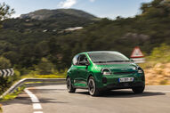 Renault Twingo E-Tech explora as estradas de Ibiza com praticidade e diversão