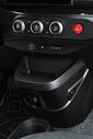 Interior do Renault Twingo E-Tech, com consola central e comandos visíveis