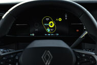 O painel do Renault Twingo E-Tech mostra autonomia de 245 km