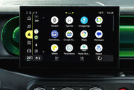 Ecrã do Renault com acesso a aplicações como o Google Maps e o ChargeMap