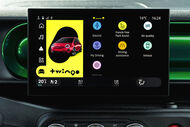 Ecrã do Renault Twingo E-Tech exibe opções como 'Electric' e 'Air quality'