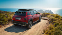 Um Renault 4 vermelho off-road com vista para o oceano