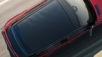 Vista superior de um automóvel vermelho com teto preto