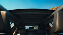 Interior espaçoso do Renault 4 E-Tech Plein Sud com teto panorâmico