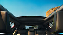Interior do Renault 4 E-Tech com vista para o céu e para a paisagem na Plein Sud