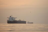 Petroleiro ancorado no estreito de Ormuz