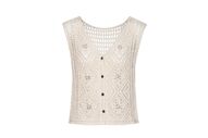 Colete de croché branco com botões e aplicações florais