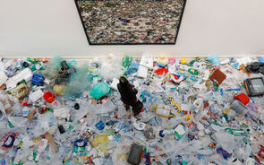 Arte alerta para o problema dos resíduos plásticos e promove a economia circular