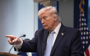 Trump reitera prazo para destruir estruturas do Irão mas diz que há hipótese de acordo    