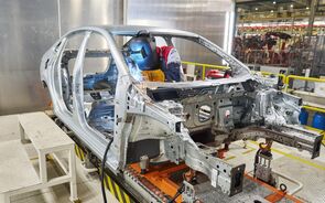 Custos de produção incluem matéria-prima, mão de obra, energia e outros custos indiretos.