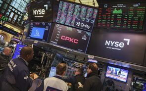 Wall Street negoceia com perdas. Prazo de Trump aproxima-se e investidores receiam escalada