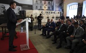 Presidente da República, António José Seguro, escuta o discurso do primeiro-ministro, Luís Montenegro, durante a cerimónia de assinatura do protocolo entre a Estrutura de Missão e várias fundações, na Central Elétrica de Tomar