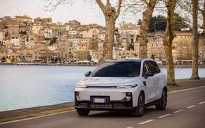 Carro elétrico em Bracciano, Itália, com vista para o lago e a cidade histórica