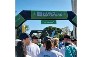 Maratona de Lisboa com participantes junto à linha de partida