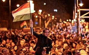 Húngaros celebram derrota de Orbán. Veja as fotos