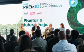 Filipe Duarte Santos, Carlos Câmara, e Joana Amaral Paulo, participaram no debate sobre floresta e alterações climáticas, moderado por Magali Pinto, na cerimónia de encerramento da 5.ª edição do Prémio Floresta é Sustentabilidade. 