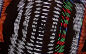 Gráfico de ações mostra flutuações no mercado financeiro