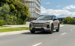 Novo Toyota RAV4 chega em junho com sistema híbrido 'plug-in'