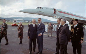 Nixon e figuras portuguesas perto do Concorde durante negociações EUA-Portugal