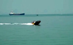 Imagens mostram navios no Estreito de Ormuz