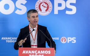 O secretário-geral do Partido Socialista, José Luis Carneiro, usa da palavra no inicio dos trabalhos da reunião da Comissão Nacional em Lisboa.