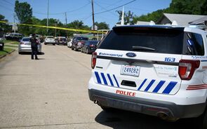 Oito crianças assassinadas num tiroteio em massa nos EUA.