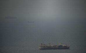 EUA intercetam três petroleiros iranianos. Secretário da Marinha norte-americana despedido