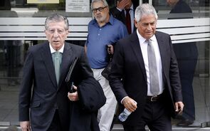 Luís Filipe Vieira à saída do tribunal acompanhado pelo advogado, Magalhães e Silva 