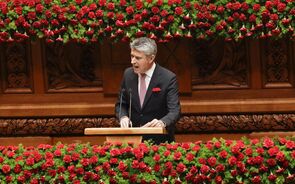 José Luís Carneiro nas comemorações do 25 de abril no parlamento em 2026,