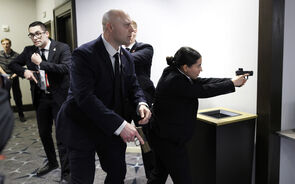 Agentes de segurança em ação com armas em punho