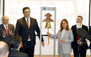 Presidente da Euronext Lisbon, Isabel Ucha, acompanhada pelo vice-presidente da Benfica SAD, Nuno Catarino, durante a sessão especial de apresentação de resultados da Oferta Pública de Subscrição de Obrigações 'Benfica SAD 2026-2031'