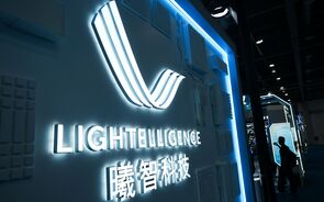 Lightelligence estreia-se na bolsa de Hong Kong com uma subida de 380%.