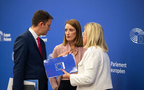 Posição do Parlamento Europeu foi aprovada com 370 votos a favor dos 655 eurodeputados presentes.