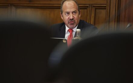 O governador do Banco de Portugal defendeu qualidade das previsões económicas da instituição.