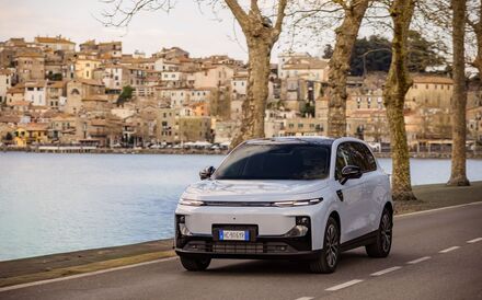 Carro elétrico em Bracciano, Itália, com vista para o lago e a cidade histórica