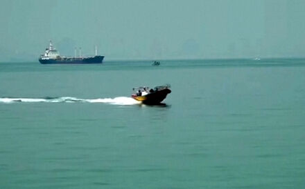 Imagens mostram navios no Estreito de Ormuz