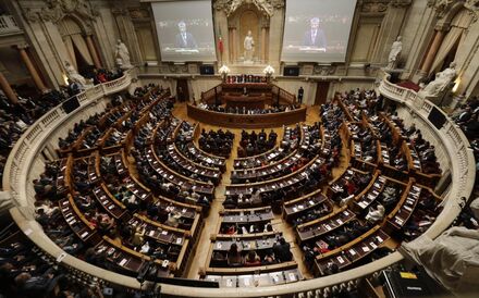 Cerimónias do 25 de abril no parlamento em 2026.
