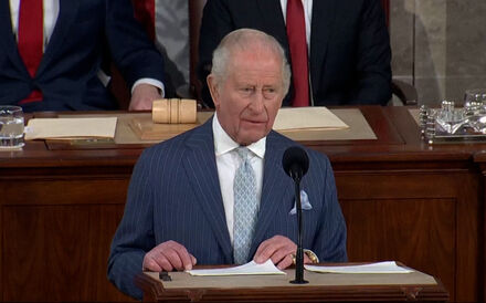 Rei Carlos III diz que aliança EUA–Reino Unido não pode viver do passado 